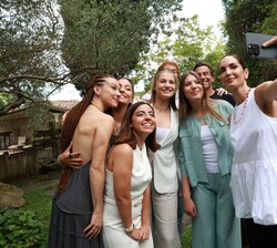 Fotografía de grupo de SS.AA.RR la Princesa de Asturias y la Infanta Doña Sofía junto a los jóvenes de la Generación de Arte mientras Eugenia Silva ha